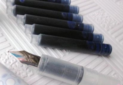 墨囊怎么装到钢笔上去？