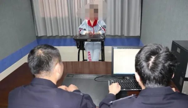 违停被贴罚单女司机朋友圈骂交警被拘，如何看待女子行为？