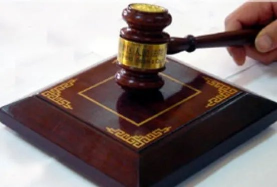 现行宪法规定,人民法院依照法律规定独立行使审判权,不受___。
