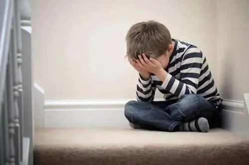 夫妻吵架丈夫欲将1岁娃娃扔桥下，孩子有什么错?