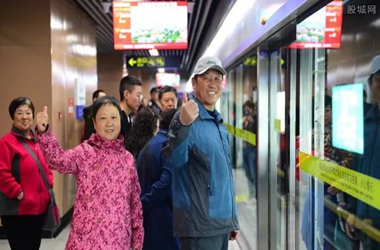 地铁11号线试乘体验 免费试乘挤爆地铁站