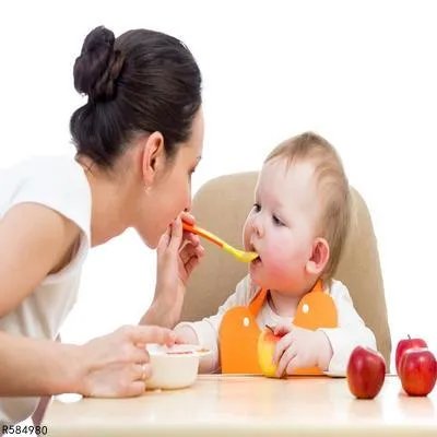 婴儿老是吐奶该怎么办 4个方法改善婴儿吐奶情况