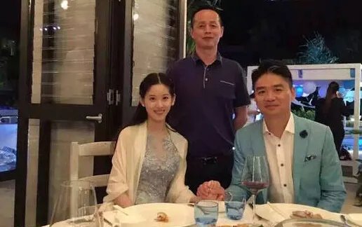 刘强东和奶茶妹妹差几岁? 昔日女神变身富豪阔太
