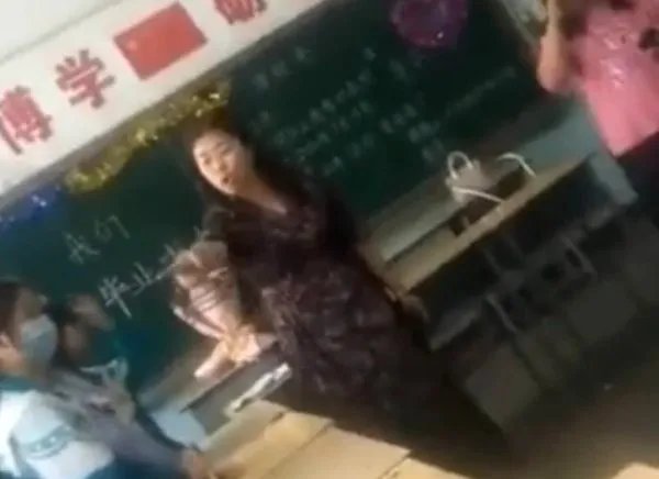 对于老师未收到鲜花发飙,官方如何回应?