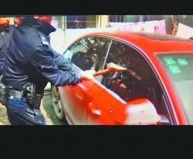 民警为什么钻车内救婴儿?