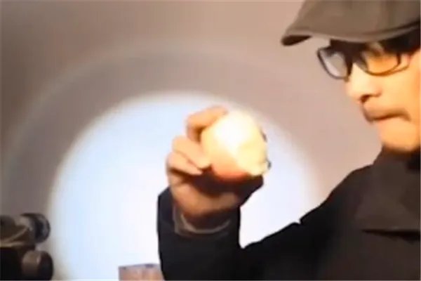 男子用苹果咬出20多位明星剪影,嘴雕的最高境界是什么??
