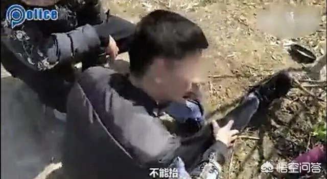 男子车祸受伤后在路边玩王者荣耀,声称可以缓解疼痛,如何看待他的行为?