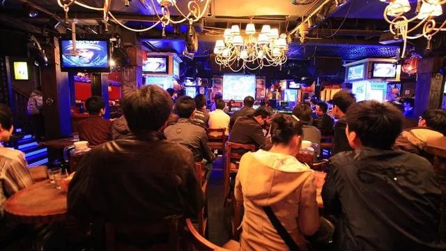 17岁男生暑假挥霍30万留学费 是否退钱引网友热议