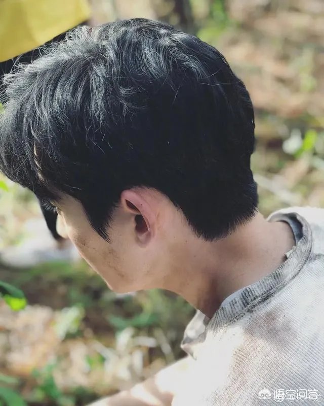 杂志封面是蔡徐坤,朱一龙粉丝怒烧杂志泄恨,真的有必要吗?