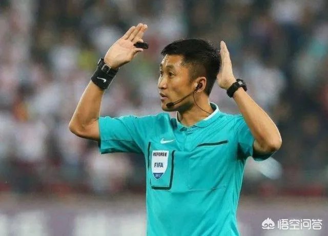 同为中超首批签约职业裁判,为什么外籍裁判年薪数百万,而国内裁判只有几十万呢?