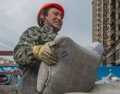 生活不易!男子全身沾满水泥被路人当成雕像,男子是从事什么工作的?