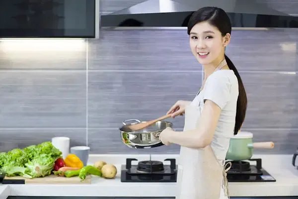 被封控的年轻人:3天烧糊了2个锅,现在为何大多数年轻人不会做饭?