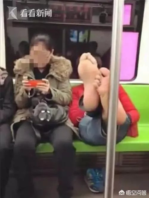 男子地铁当众脱鞋，你怎么看？
