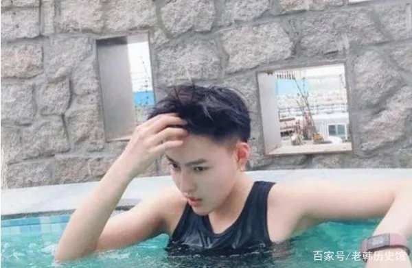 景甜和蔡徐坤长像酷似,明星跨性别撞脸都有谁呢?