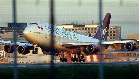 维珍航空赶下中国男孩给出的是什么理由?