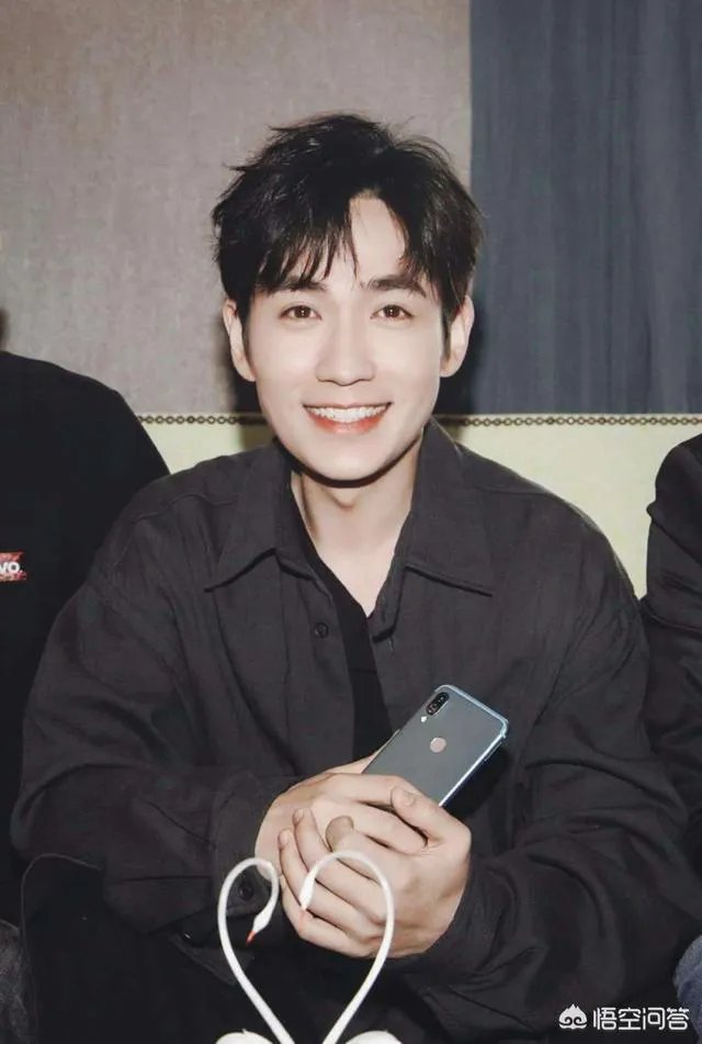 杂志封面是蔡徐坤,朱一龙粉丝怒烧杂志泄恨,真的有必要吗?