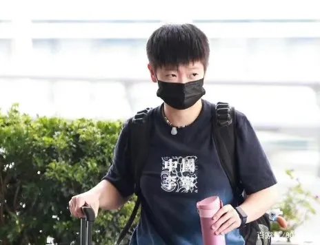 孙颖莎在机场被粉丝围堵,她的人气有多高?