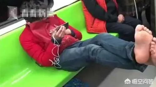 男子地铁当众脱鞋，你怎么看？