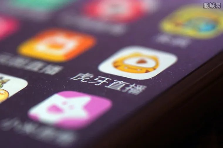 80后副县长卖扒鸡 声情并茂直播带货吸引众多消费者