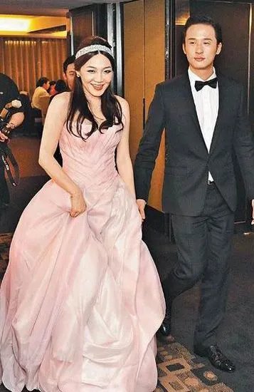 阿丹和王晓萍什么关系? 盘点其十指紧扣逛街晒恩爱