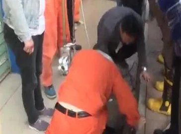 女孩堵气钻下水道后如何被解救?