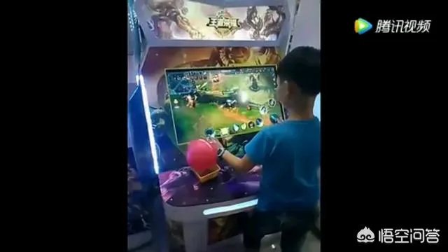 男子车祸受伤后在路边玩王者荣耀,声称可以缓解疼痛,如何看待他的行为?