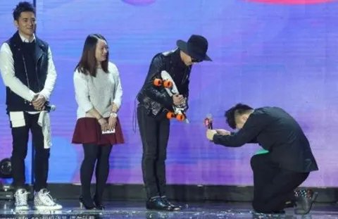 杜海涛给bigbang权志龙下跪   权志龙中文站被黑