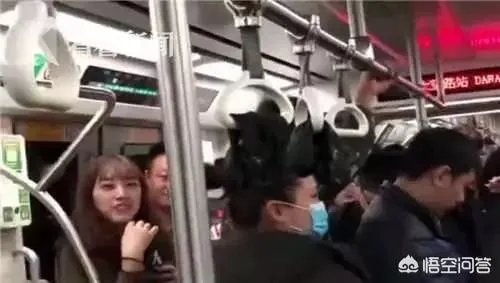 男子地铁当众脱鞋，你怎么看？