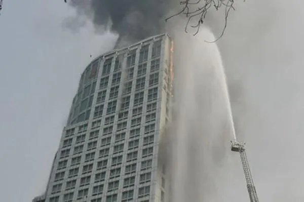 河北石家庄市一高层建筑发生火灾,导致火灾的原因是什么?
