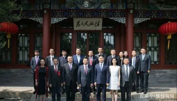 王思聪公开评论奶茶妹妹靠长相傍大款，他是怎么评价章泽天的？