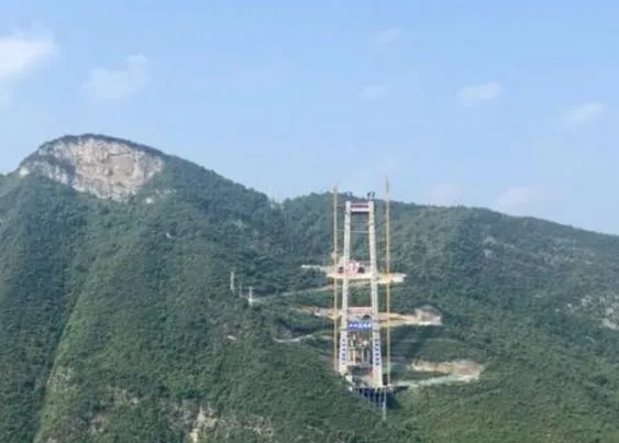 中国工程师如何使用无人机修建悬索桥？