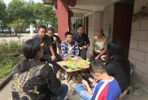 72名学生众筹为离世老师父母养老，这是一种什么做法？