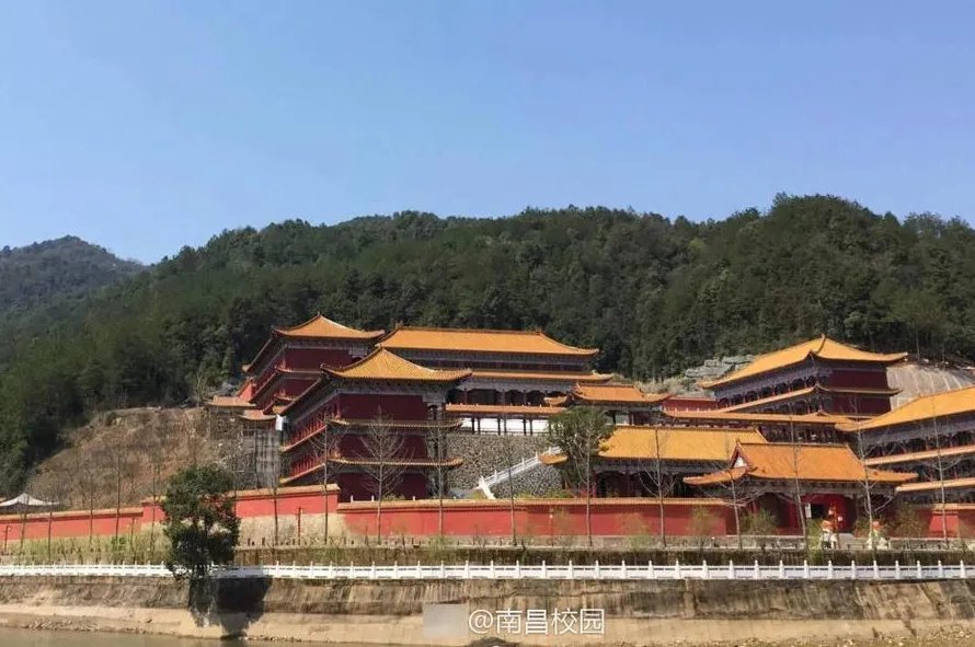 10亿建豪华校区是怎么回事?