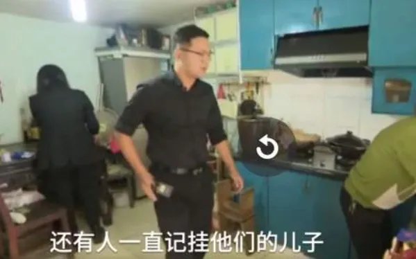 72名学生众筹为离世老师父母养老，这是一种什么做法？
