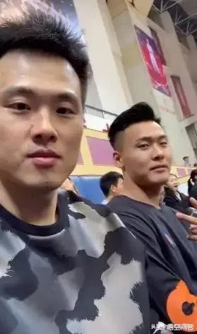 广东女篮夺冠,广东男篮的孟铎表示自己是冠军家属了,这是什么情况?
