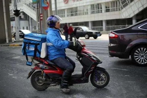 白岩松提醒外卖平台别把骑手当机器，他为何这么说？