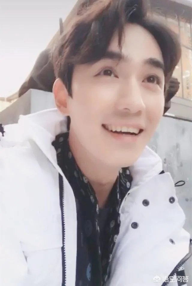 杂志封面是蔡徐坤,朱一龙粉丝怒烧杂志泄恨,真的有必要吗?