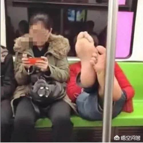 男子地铁当众脱鞋，你怎么看？