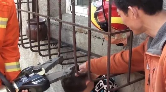 男童头卡防盗网最终被救出了吗?