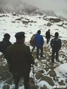 情侣违规攀登四姑娘山遇险,频频发生的”驴友冒险”行为你们怎么看?