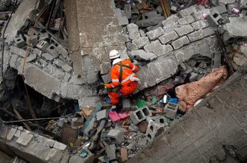 台湾花莲县连发2次地震,遇到地震有哪些自救小技巧?