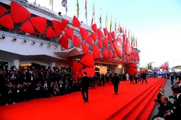 中国导演赵婷获威尼斯最高奖，你认为是华人之光吗？