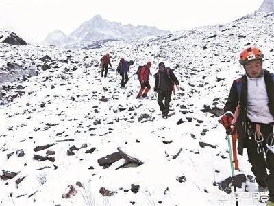 情侣违规攀登四姑娘山遇险,频频发生的”驴友冒险”行为你们怎么看?