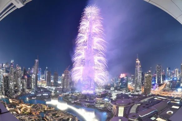 迪拜世界最高塔用中文送新年祝福 烟火秀视效惊艳！