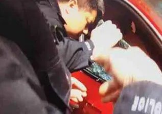 民警为什么钻车内救婴儿?