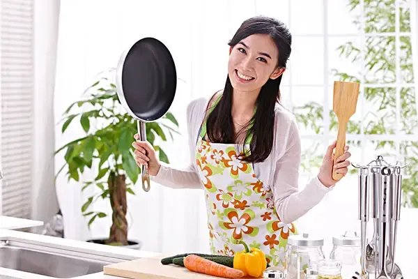 被封控的年轻人:3天烧糊了2个锅,现在为何大多数年轻人不会做饭?