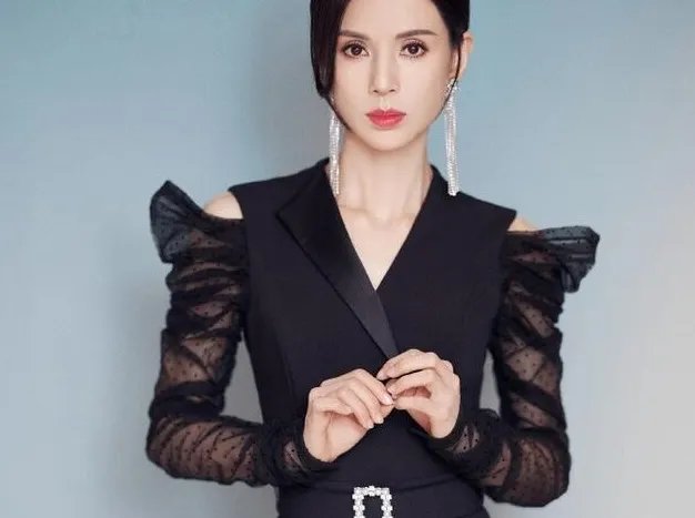 李若彤谈脱口秀有提词器，你对她的言谈怎么看？