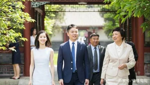 王思聪公开评论奶茶妹妹靠长相傍大款，他是怎么评价章泽天的？