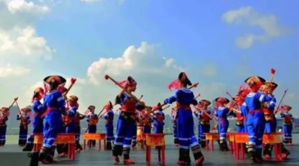 广西南宁千名学生跳扁担舞,跳舞的场面如何?