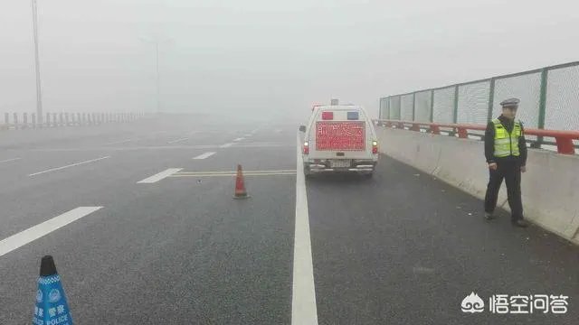 在大广高速平舆县杨埠收费站发生车祸,对此你怎么看?